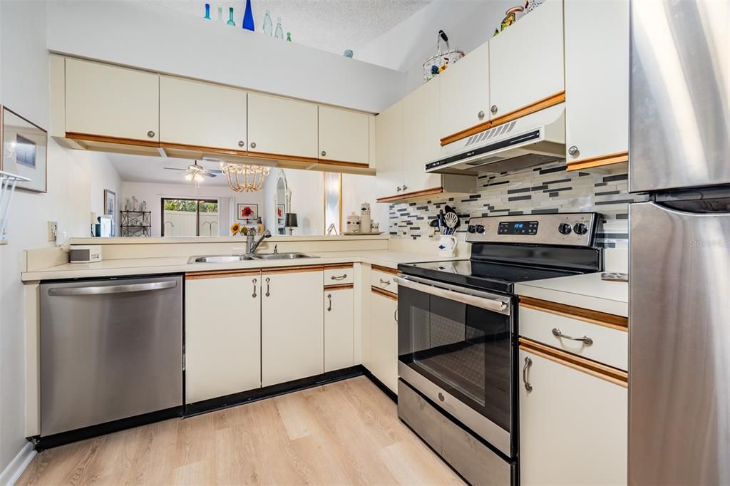 Active With Contract: $190,000 (1 beds, 1 baths, 784 Square Feet)