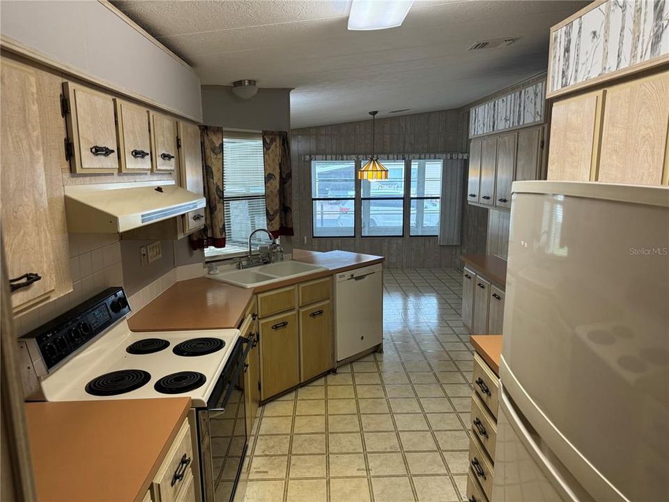 For Sale: $99,099 (2 beds, 2 baths, 1352 Square Feet)