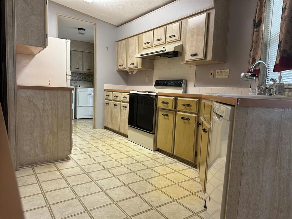 For Sale: $99,099 (2 beds, 2 baths, 1352 Square Feet)