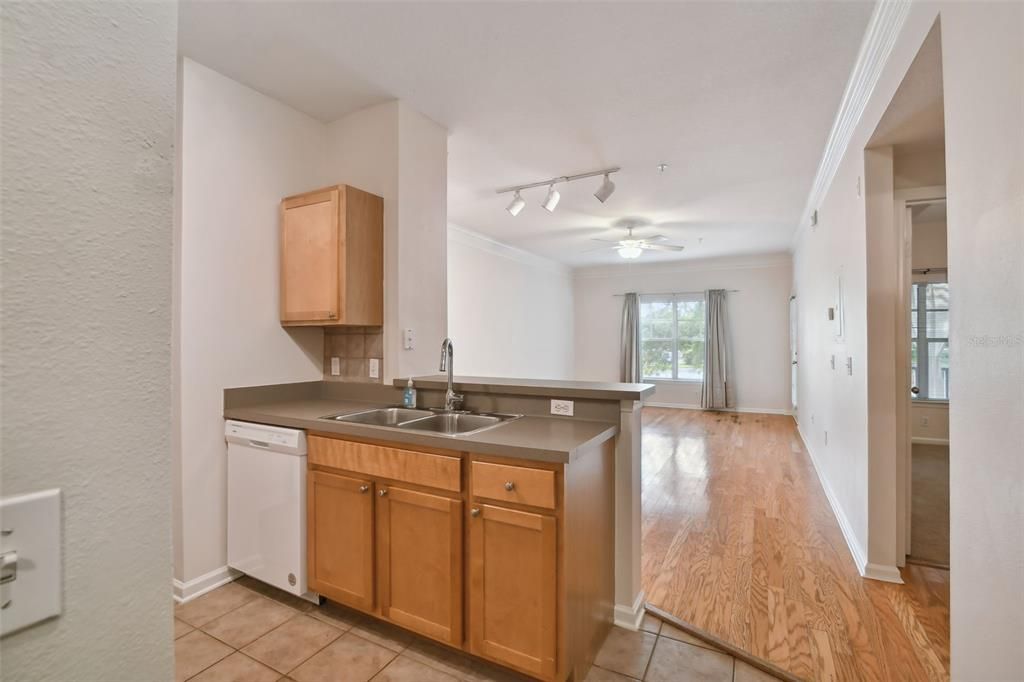 Active With Contract: $240,000 (1 beds, 1 baths, 772 Square Feet)