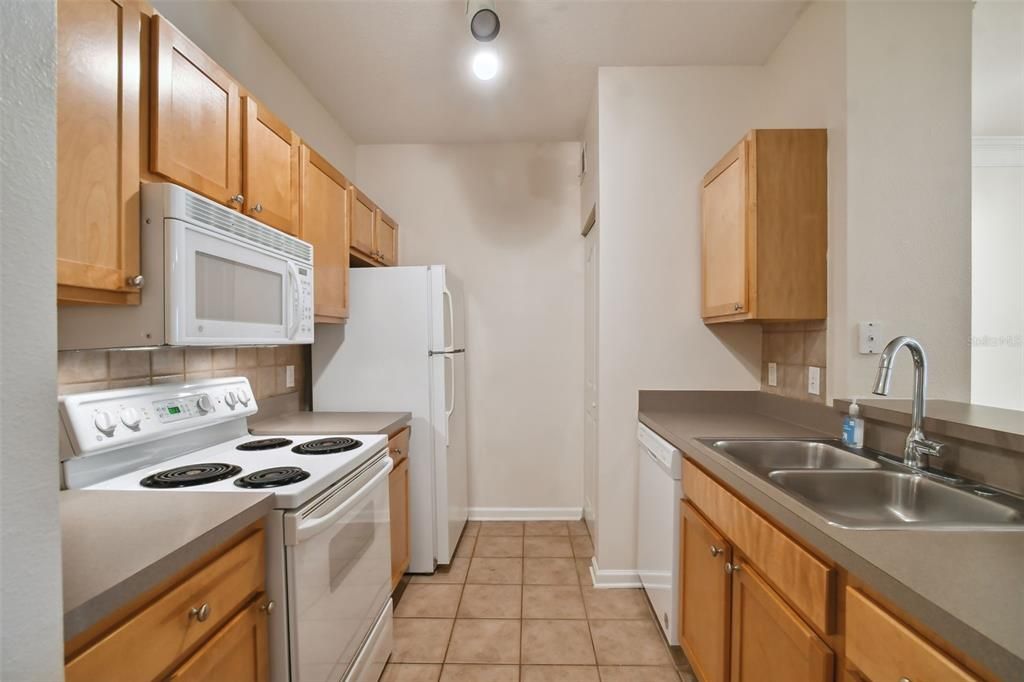 Active With Contract: $240,000 (1 beds, 1 baths, 772 Square Feet)