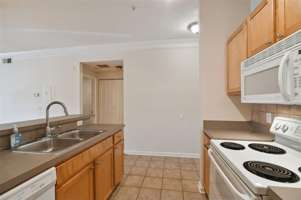 Active With Contract: $240,000 (1 beds, 1 baths, 772 Square Feet)