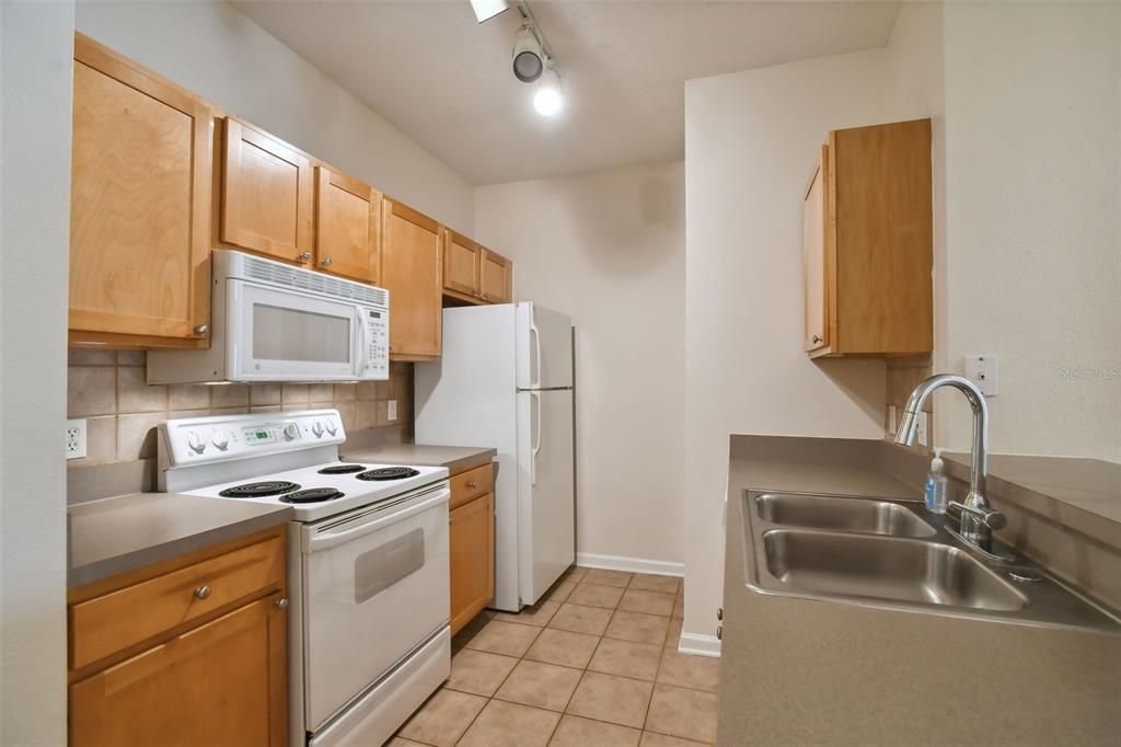 Active With Contract: $240,000 (1 beds, 1 baths, 772 Square Feet)