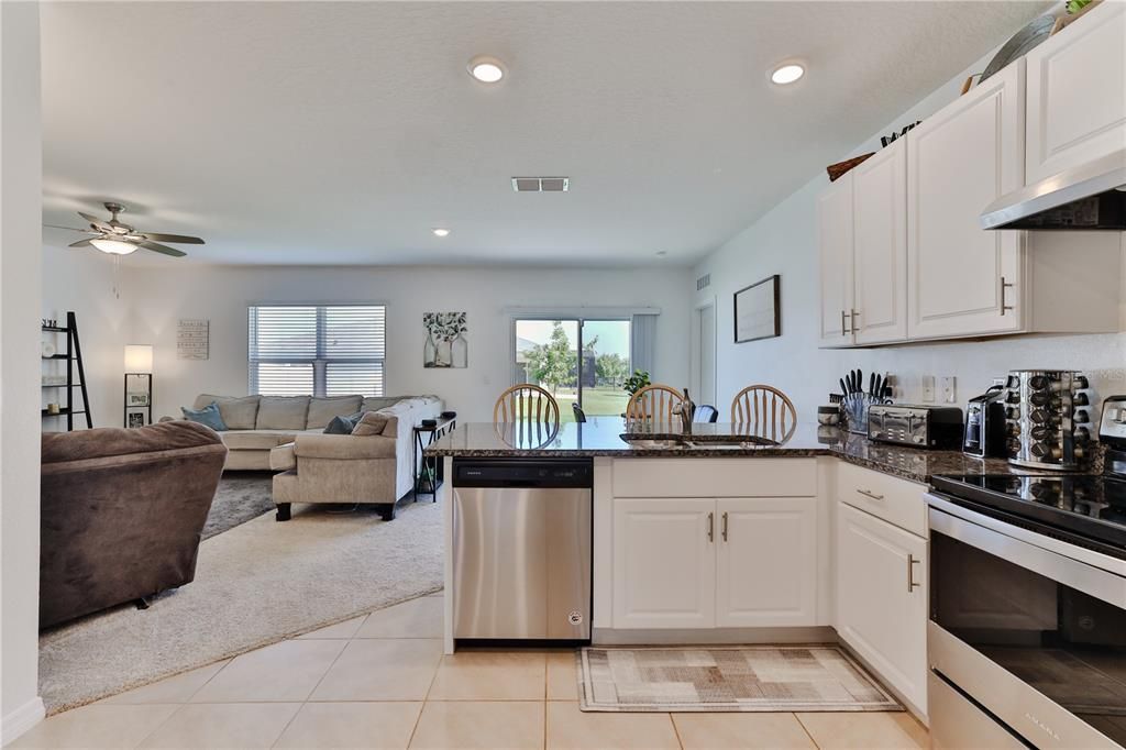 For Sale: $324,900 (3 beds, 2 baths, 1405 Square Feet)