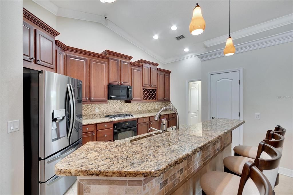 Beautiful kitchen with upgraded cabinets and countertops