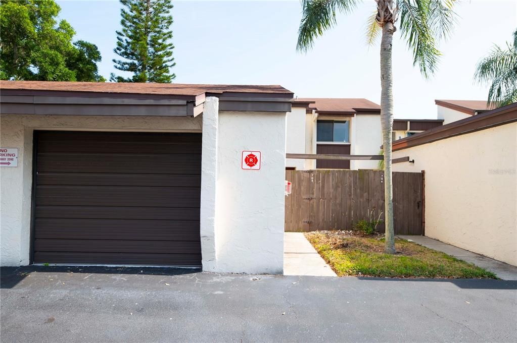 Oversized Garage with washer & dryer!