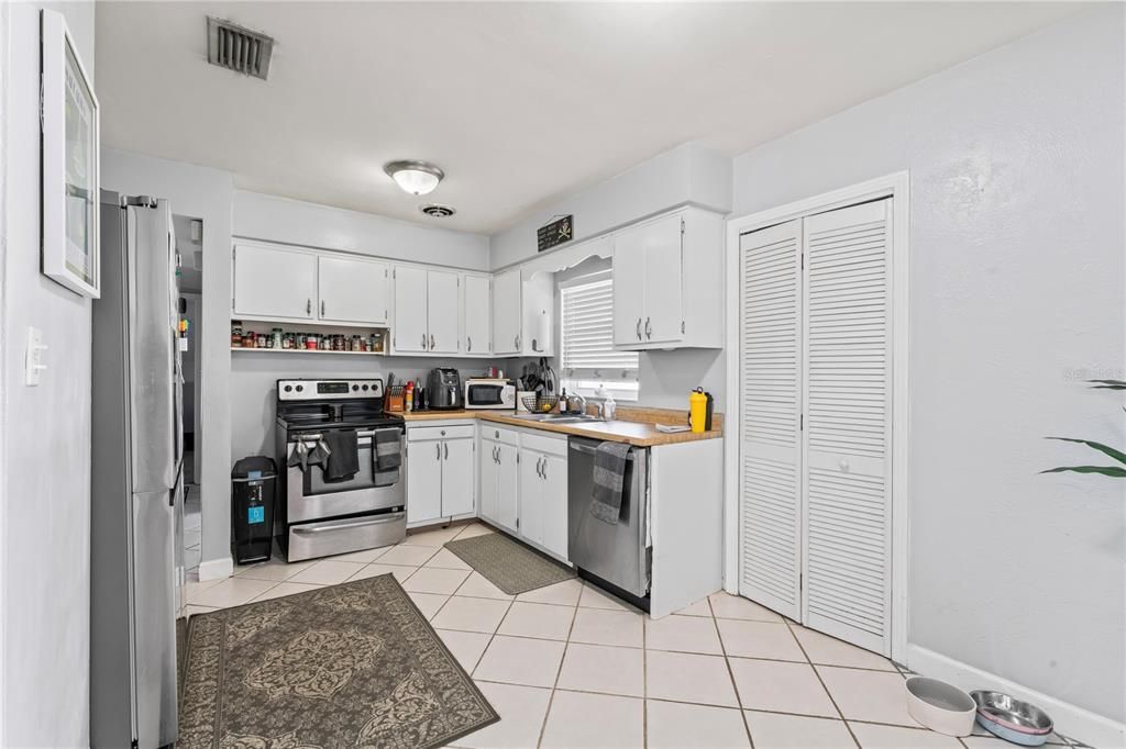 Active With Contract: $449,900 (2 beds, 2 baths, 1299 Square Feet)