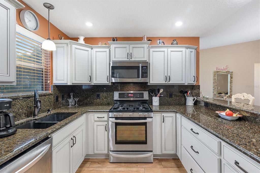 Modern Drawer Cabinets and Beautiful Countertops w/Backsplash