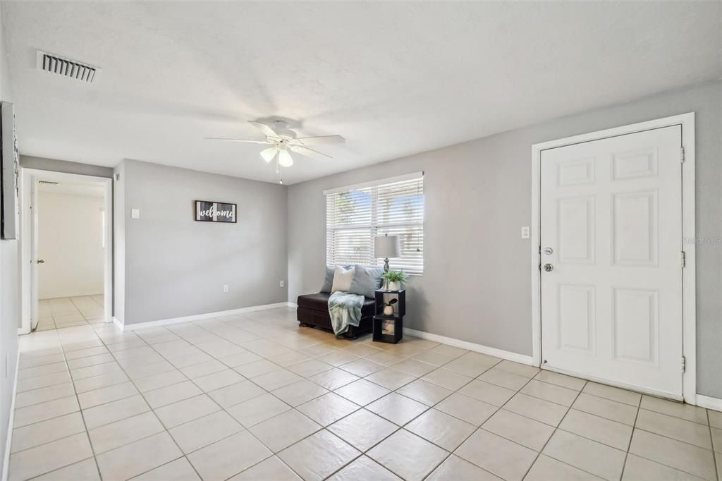 For Sale: $225,000 (2 beds, 1 baths, 956 Square Feet)