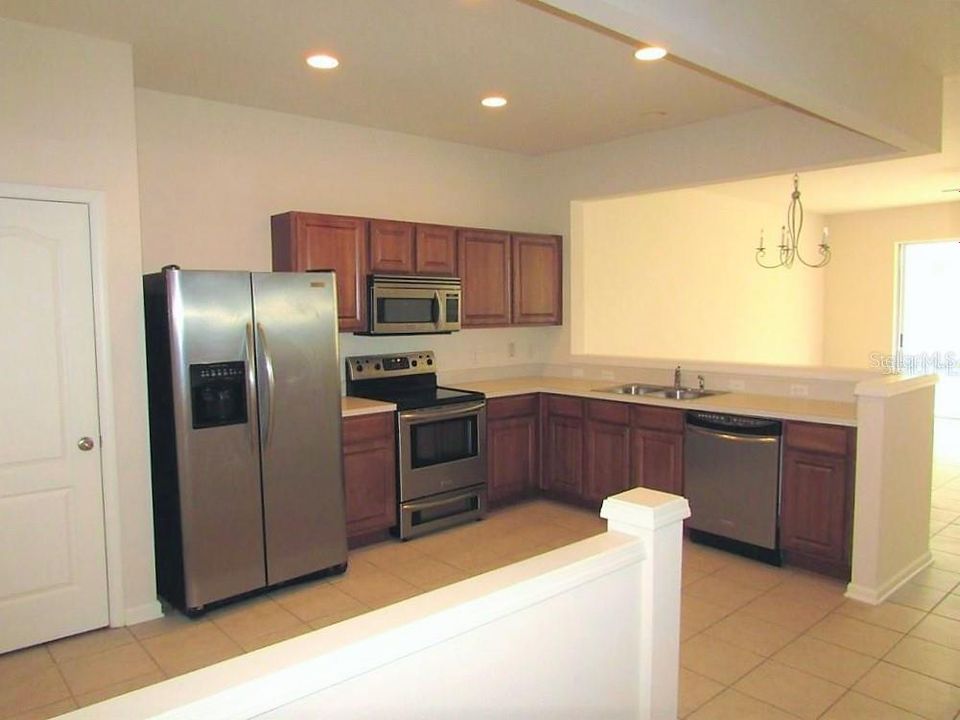 For Rent: $1,999 (3 beds, 2 baths, 1588 Square Feet)