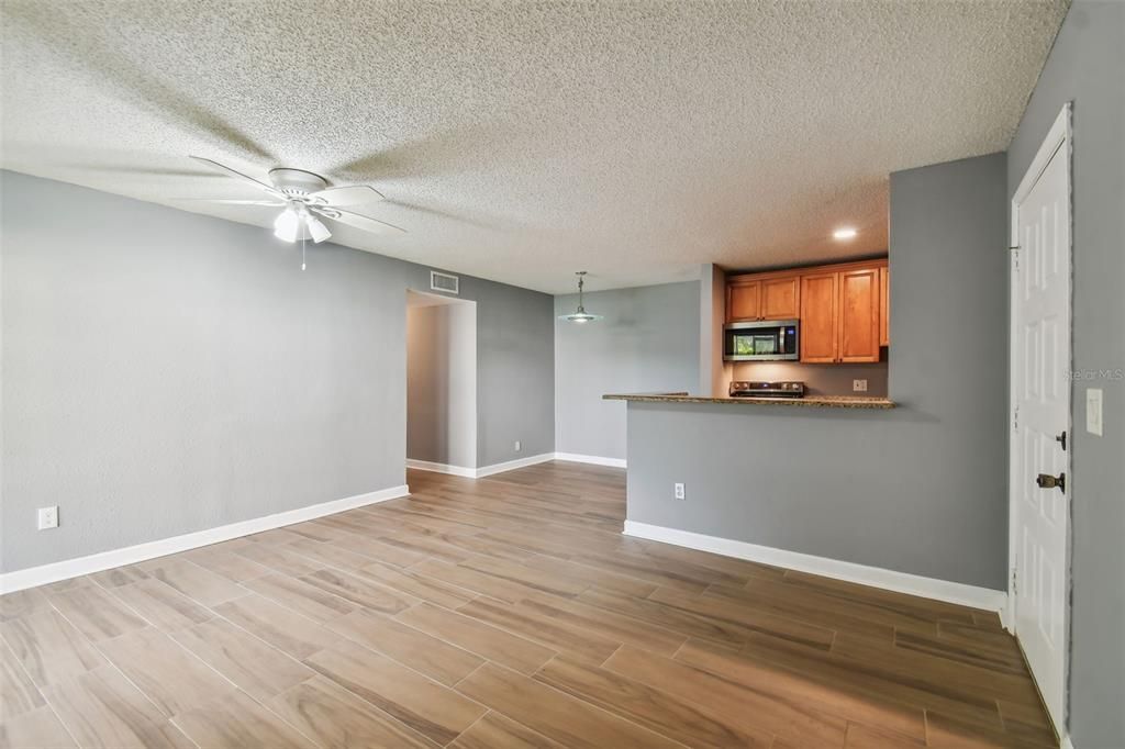 For Sale: $159,900 (2 beds, 1 baths, 876 Square Feet)