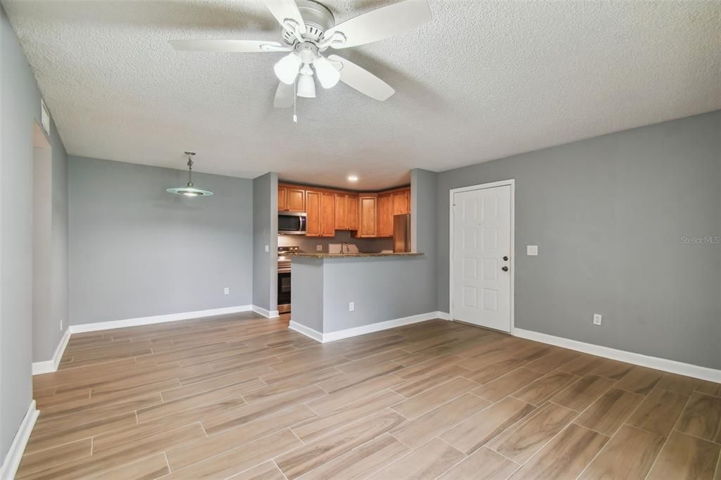 For Sale: $159,900 (2 beds, 1 baths, 876 Square Feet)