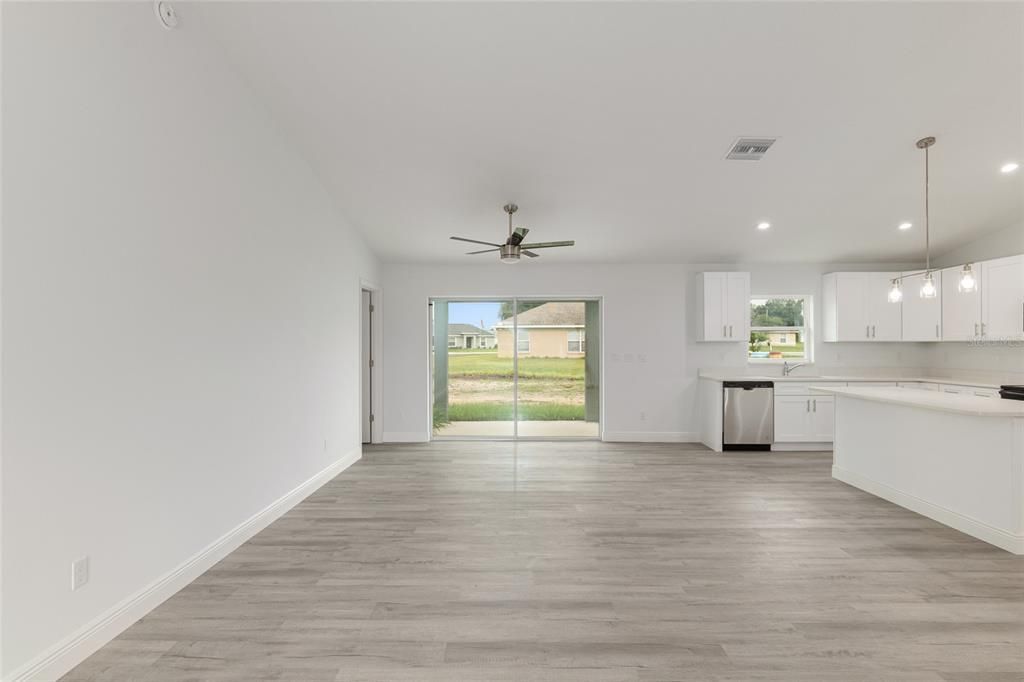 Active With Contract: $279,000 (3 beds, 2 baths, 1484 Square Feet)