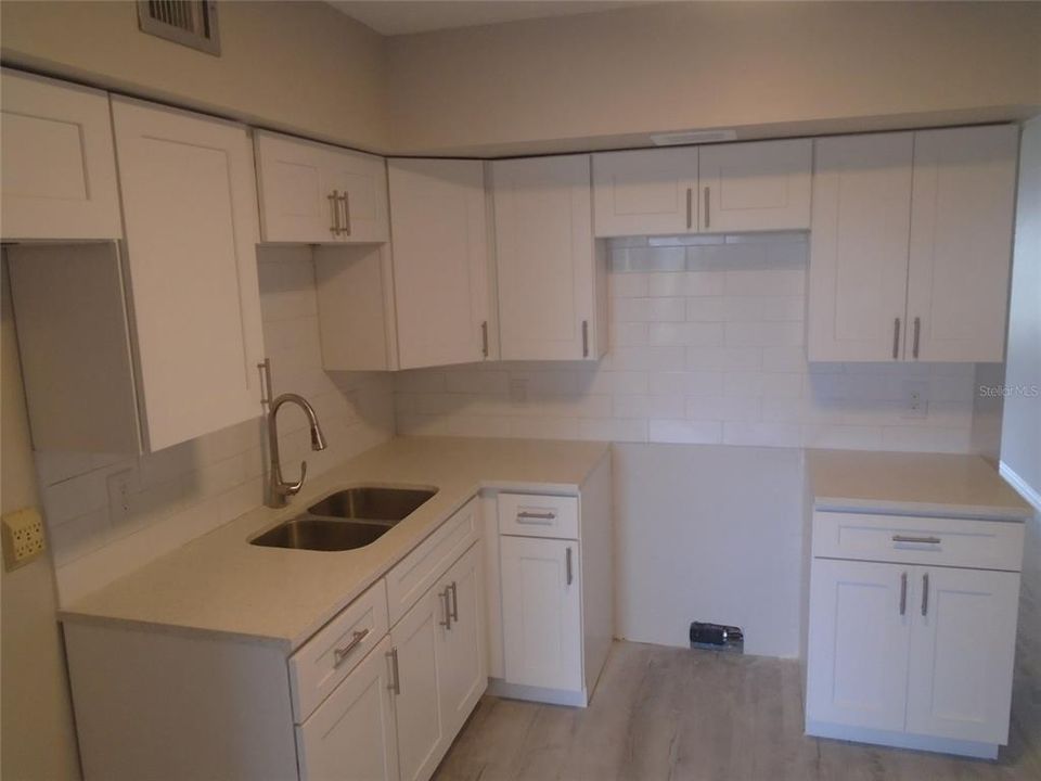 Active With Contract: $1,150 (2 beds, 1 baths, 1100 Square Feet)