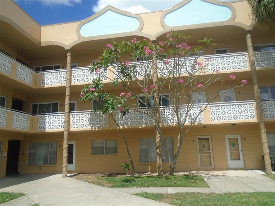 Active With Contract: $1,150 (2 beds, 1 baths, 1100 Square Feet)