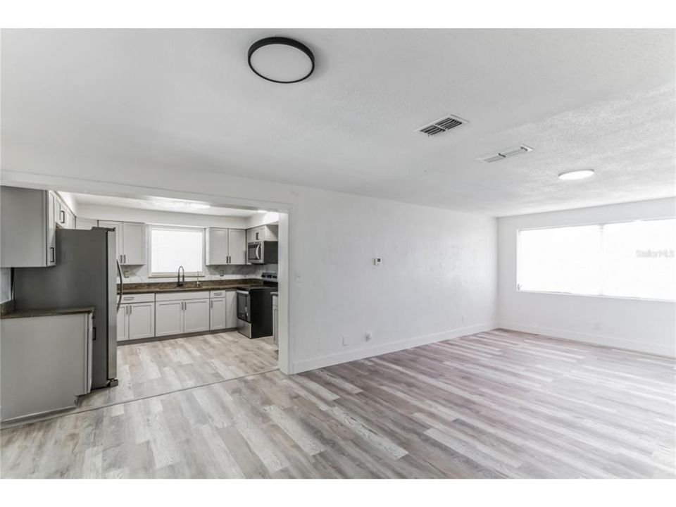 For Sale: $284,999 (2 beds, 1 baths, 1088 Square Feet)