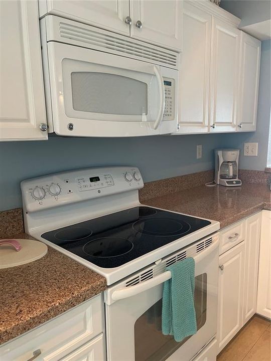 For Rent: $3,000 (2 beds, 2 baths, 890 Square Feet)