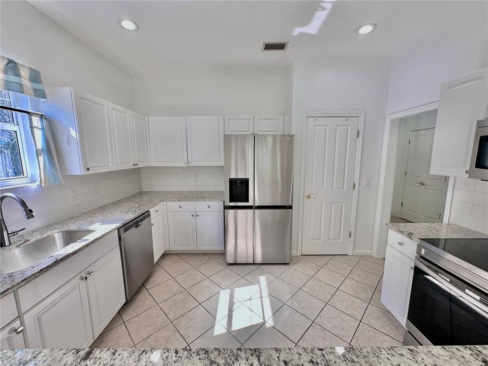 For Sale: $450,000 (3 beds, 3 baths, 1720 Square Feet)