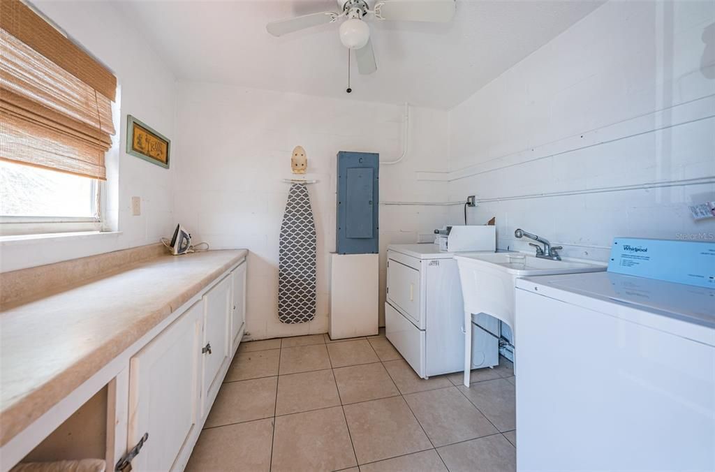 For Sale: $369,000 (1 beds, 1 baths, 411 Square Feet)