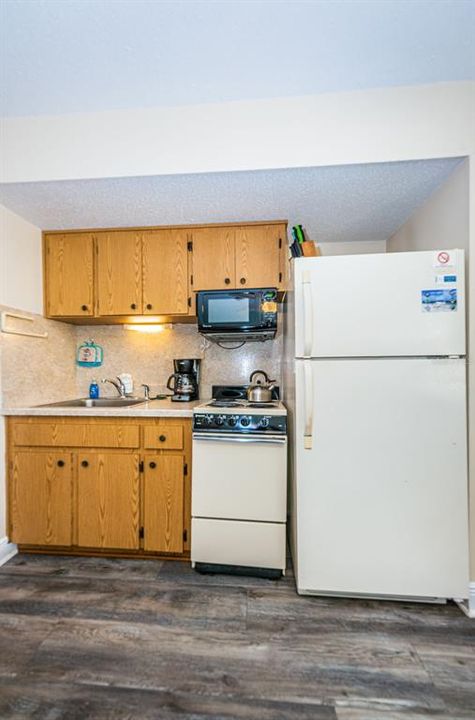 For Sale: $369,000 (1 beds, 1 baths, 411 Square Feet)