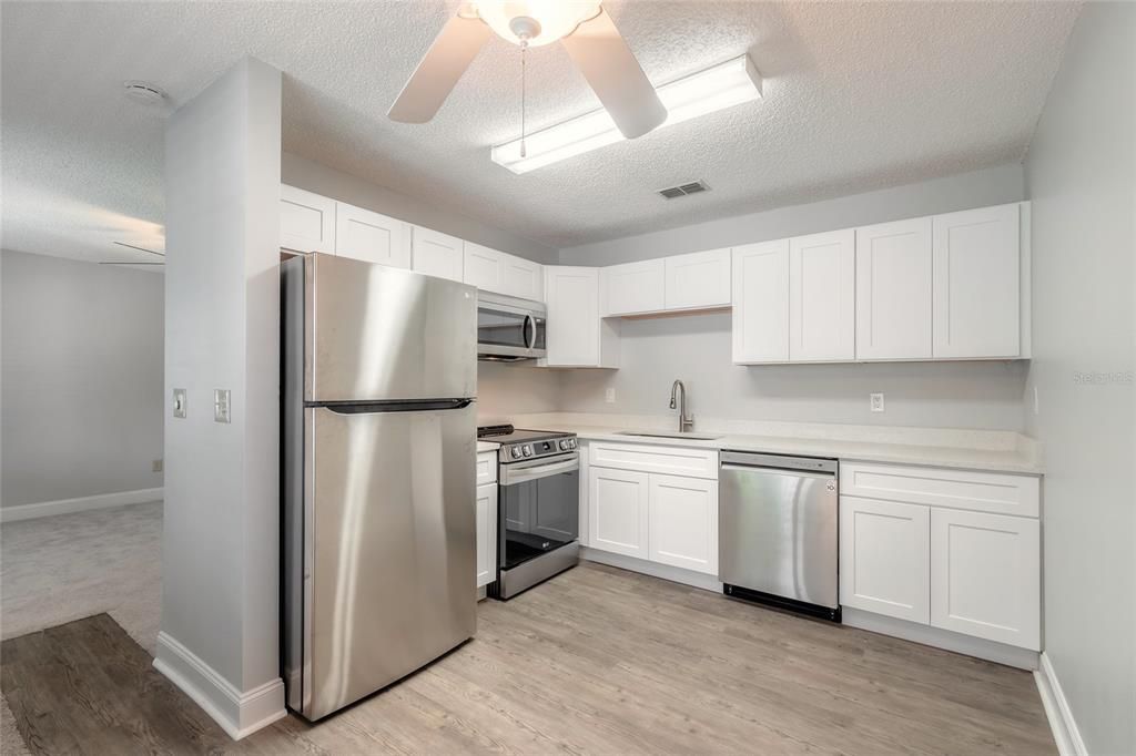 Active With Contract: $144,900 (2 beds, 2 baths, 864 Square Feet)