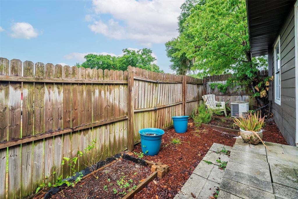 Active With Contract: $239,900 (2 beds, 2 baths, 990 Square Feet)