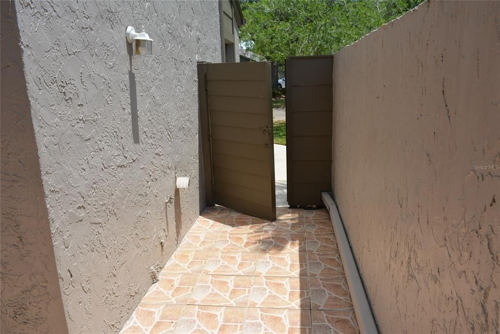 Wakway to private front courtyard