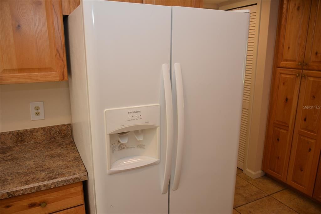 Side-by-side refrigerator with front water/ice dispenser