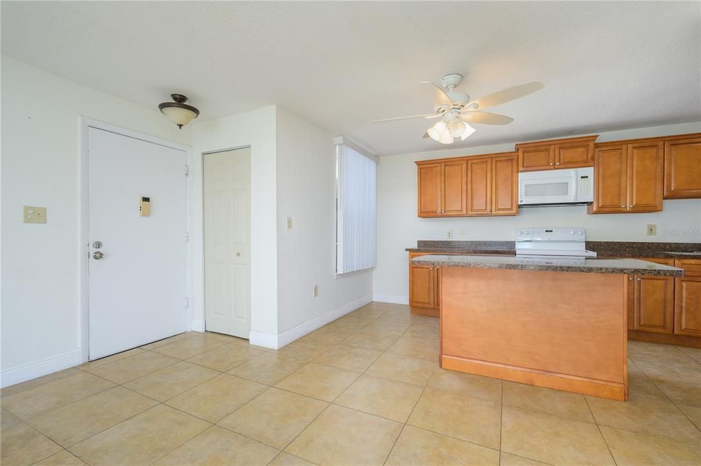 For Sale: $189,000 (2 beds, 2 baths, 1002 Square Feet)