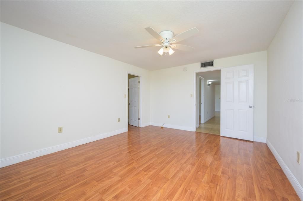 For Sale: $189,000 (2 beds, 2 baths, 1002 Square Feet)