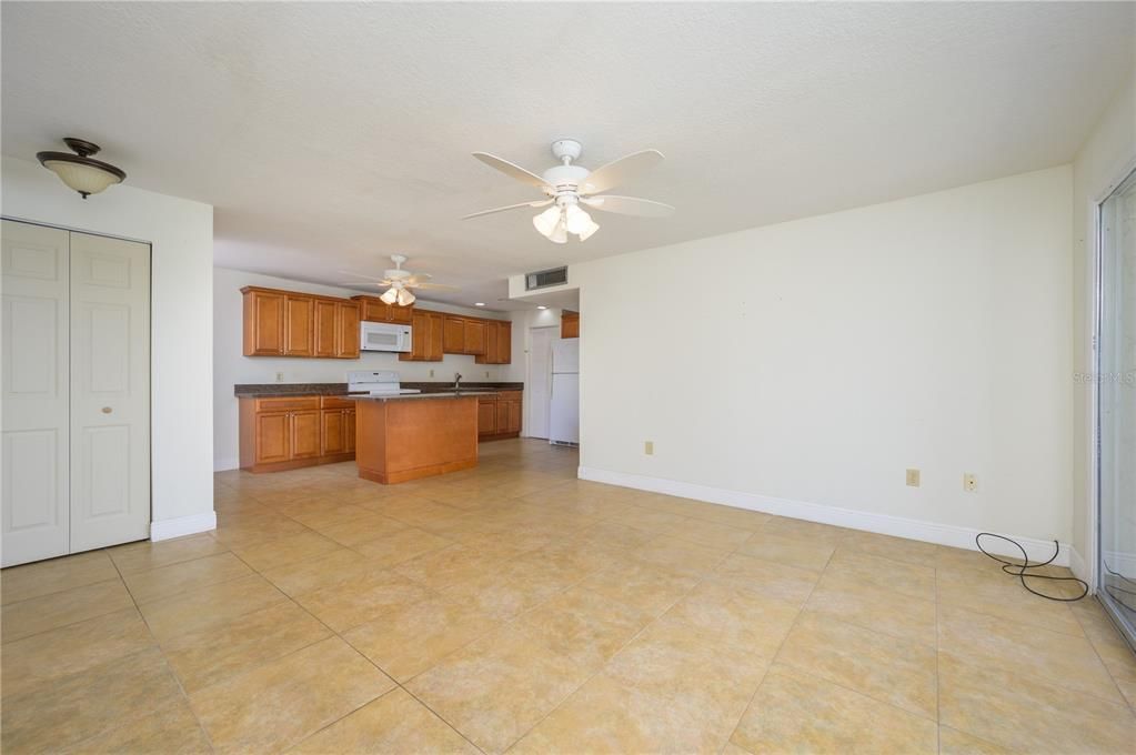 For Sale: $189,000 (2 beds, 2 baths, 1002 Square Feet)