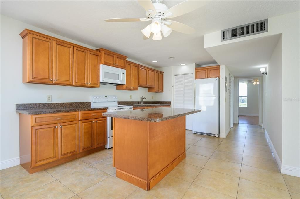 For Sale: $189,000 (2 beds, 2 baths, 1002 Square Feet)