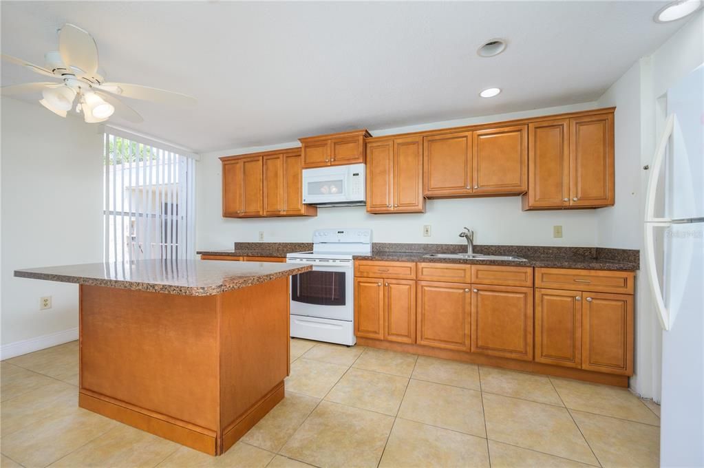 For Sale: $189,000 (2 beds, 2 baths, 1002 Square Feet)