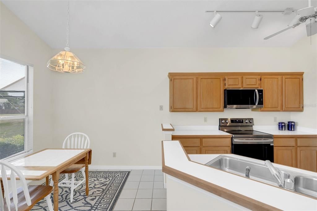 Active With Contract: $440,000 (3 beds, 2 baths, 1642 Square Feet)