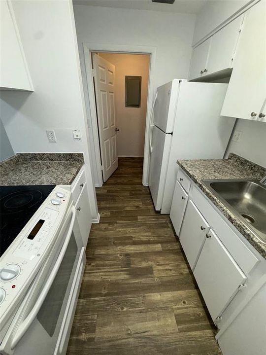 Active With Contract: $1,274 (2 beds, 1 baths, 990 Square Feet)