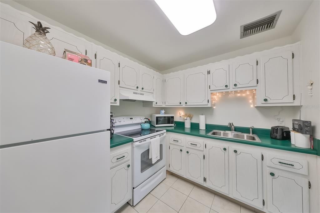 Active With Contract: $134,900 (1 beds, 1 baths, 800 Square Feet)