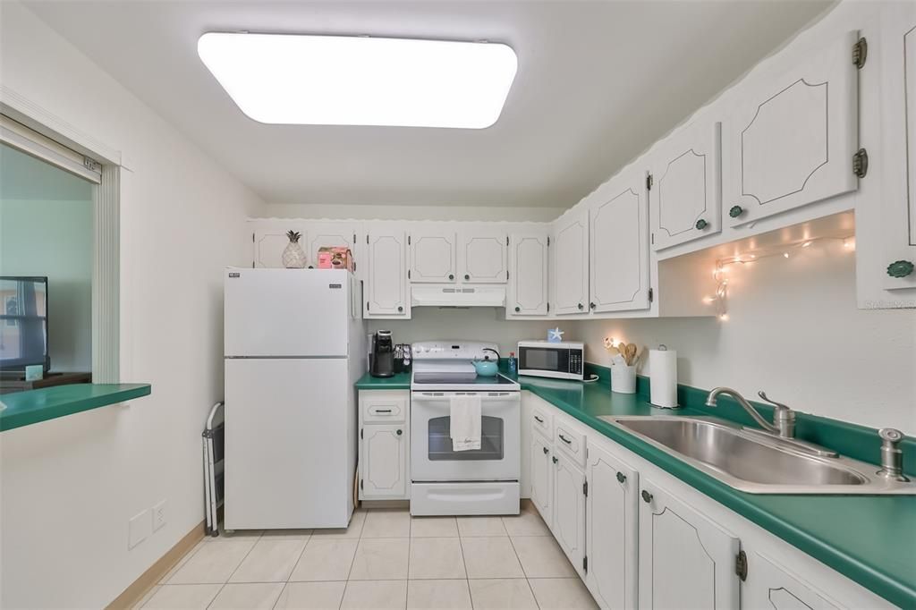 Active With Contract: $134,900 (1 beds, 1 baths, 800 Square Feet)