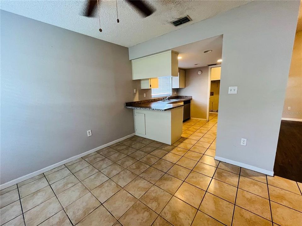 Active With Contract: $1,295 (2 beds, 2 baths, 1020 Square Feet)