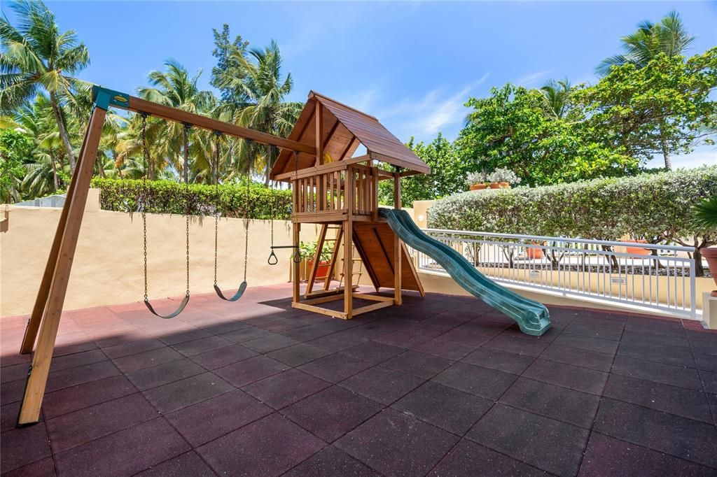 Recently Sold: $2,295,000 (3 beds, 2 baths, 3474 Square Feet)