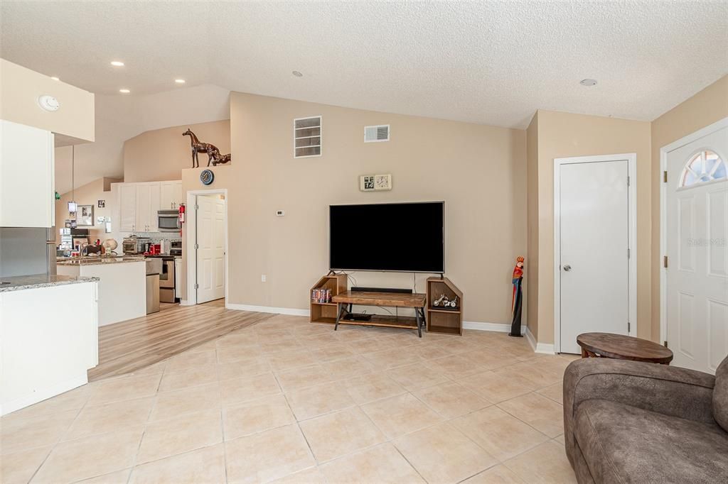 For Sale: $460,000 (3 beds, 2 baths, 1400 Square Feet)