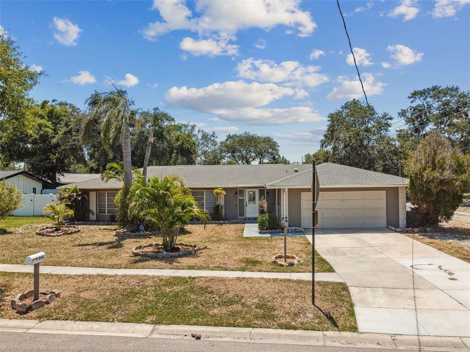 Active With Contract: $512,400 (5 beds, 3 baths, 2577 Square Feet)