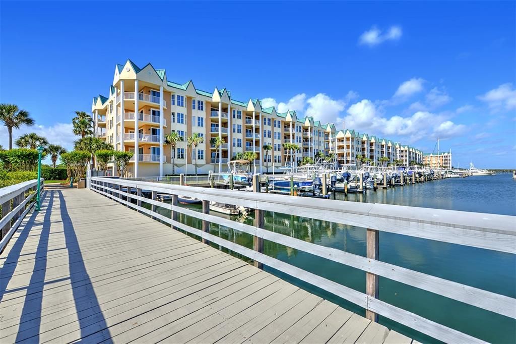 Gated community, marina restaurant, boardwalk, community dock, gazebo, tennis, swimming pools, jacuzzi and dry sauna. Outdoor and indoor pools.