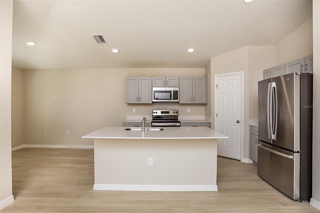 Active With Contract: $386,790 (3 beds, 2 baths, 1420 Square Feet)