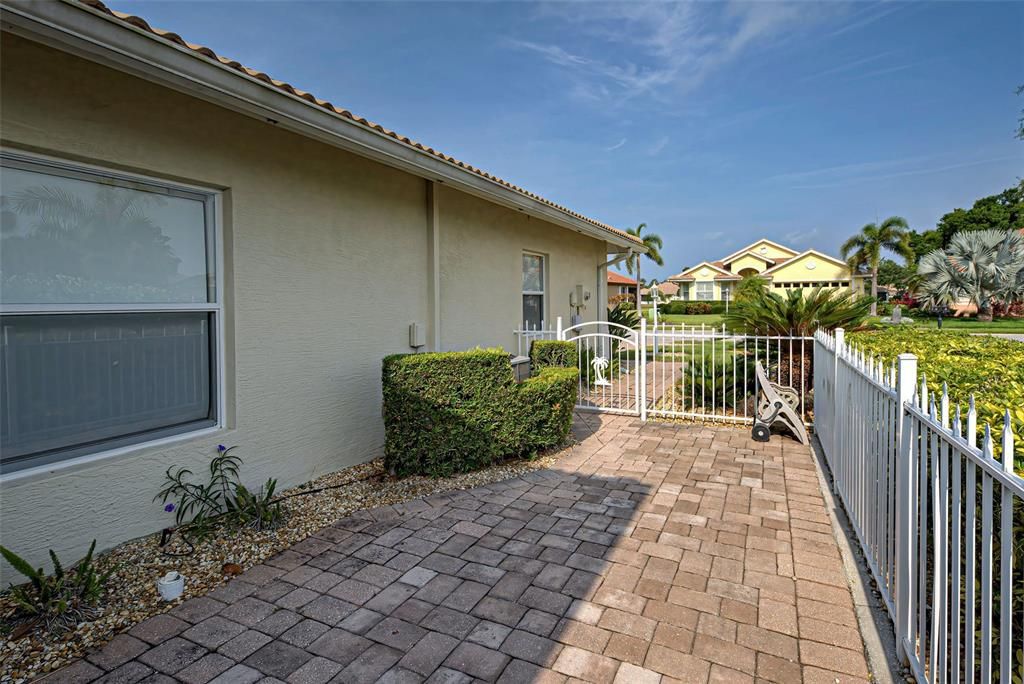 For Sale: $399,000 (2 beds, 2 baths, 1385 Square Feet)