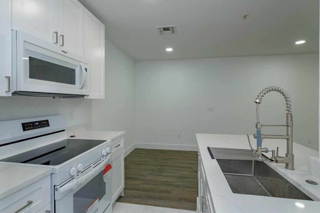 For Sale: $199,000 (1 beds, 1 baths, 729 Square Feet)