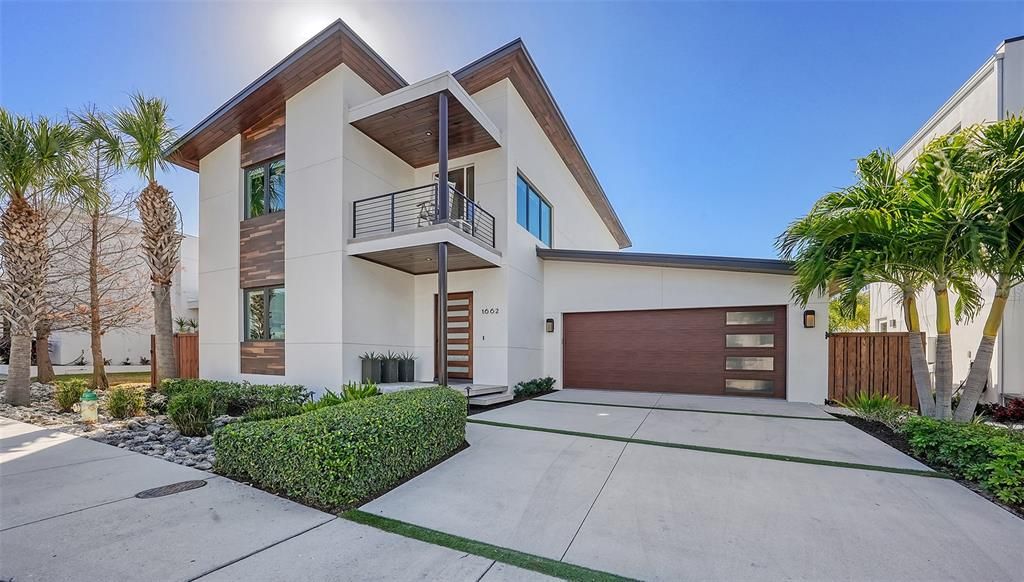 Recently Sold: $2,500,000 (2 beds, 2 baths, 2726 Square Feet)