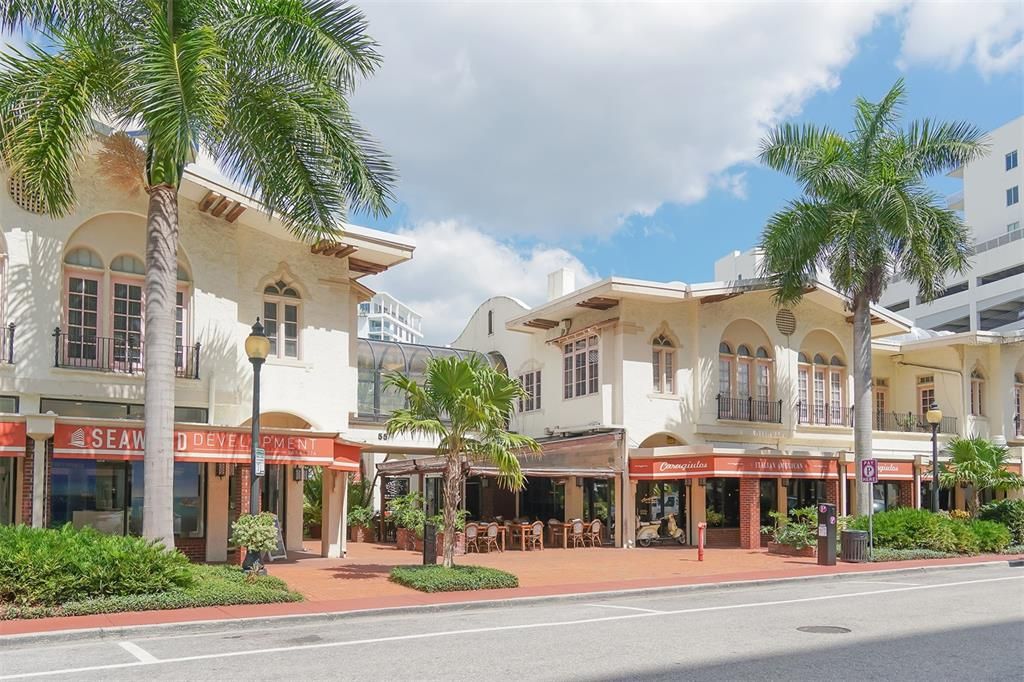 Recently Sold: $2,500,000 (2 beds, 2 baths, 2726 Square Feet)