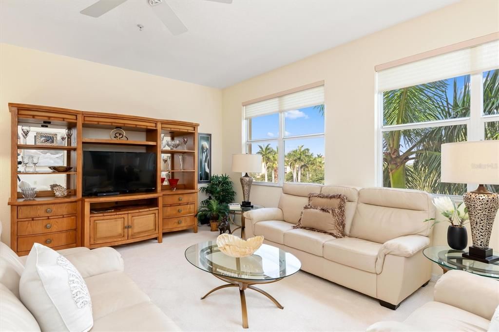 Active With Contract: $274,900 (2 beds, 2 baths, 1351 Square Feet)