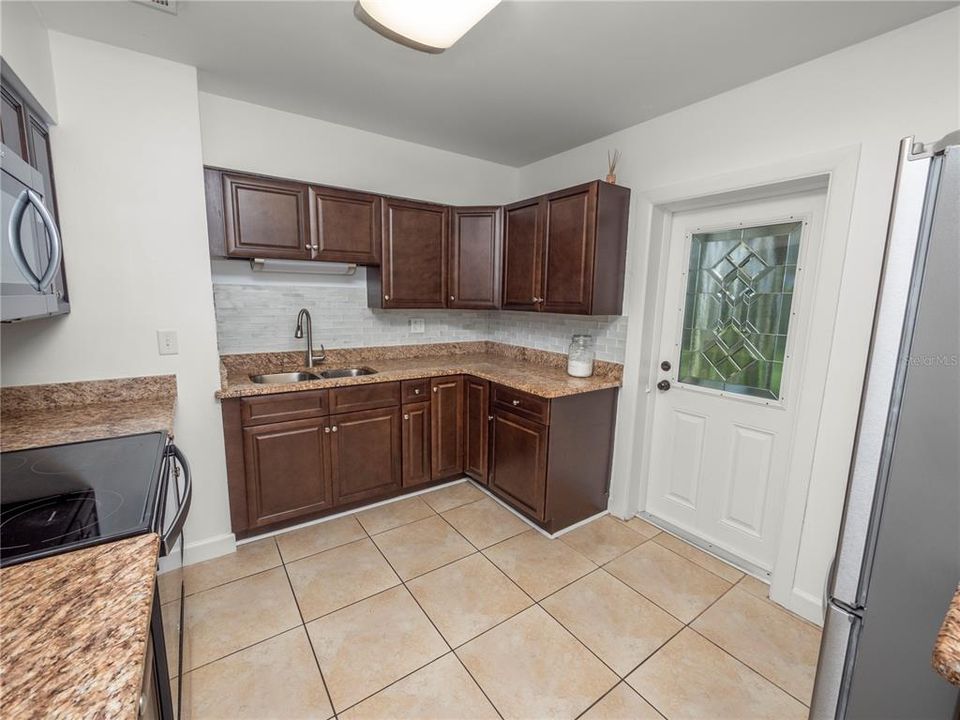 For Sale: $210,000 (3 beds, 1 baths, 966 Square Feet)