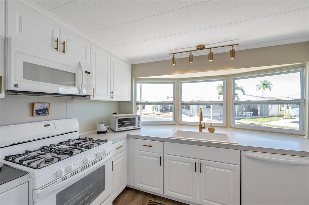 Large Bay window over kitchen sink// gas stove